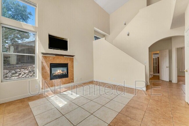 Building Photo - 1453 E Russ Way