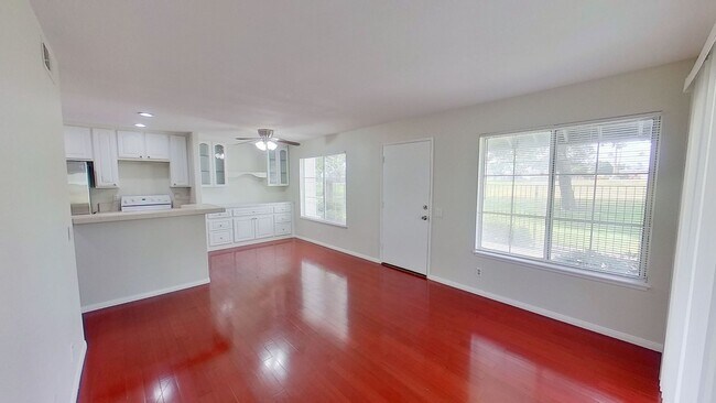 Building Photo - Beautiful 2 Bed 1 Bath Townhome in Hunting...