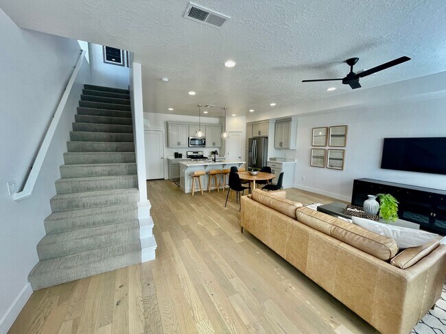 Foto del edificio - Beautiful Three Bedroom Townhome in Woodla...