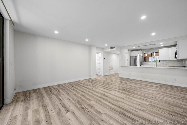 Building Photo - 5190 Las Verdes Cir