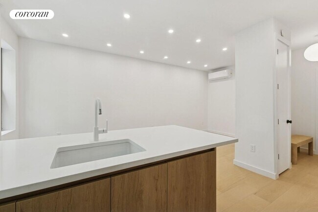 Foto del edificio - 659 Rogers Ave