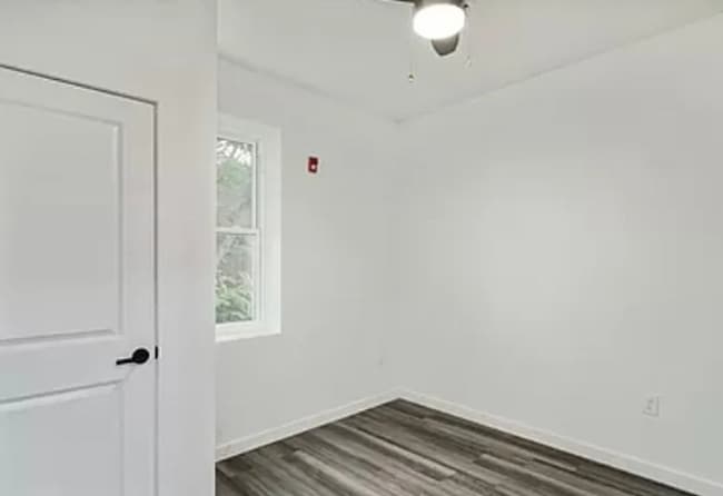 Foto del edificio - 6145 Lansdowne Ave