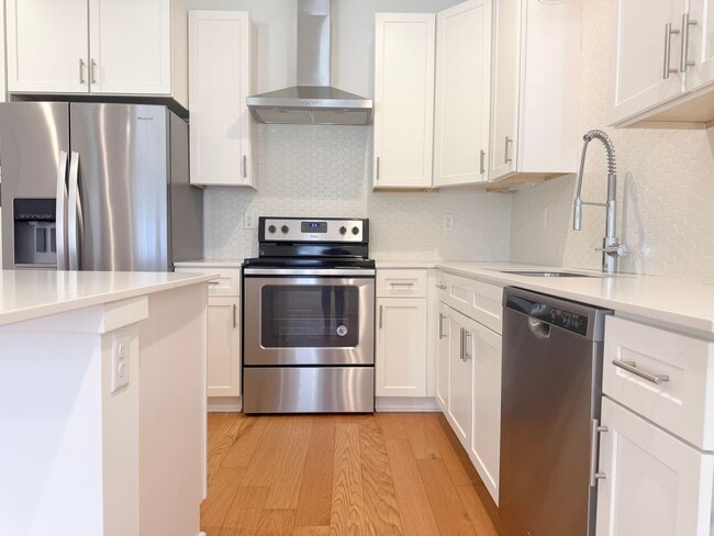 Foto del edificio - 4-Bedroom Home with Pool Access and Stainless Steel Appliances Near Downtown Cookeville