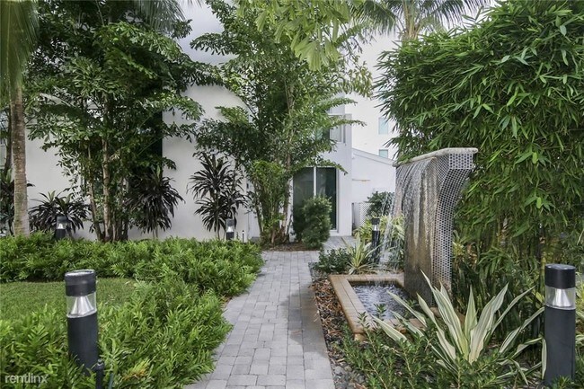 Building Photo - 717 NE 4th Ave