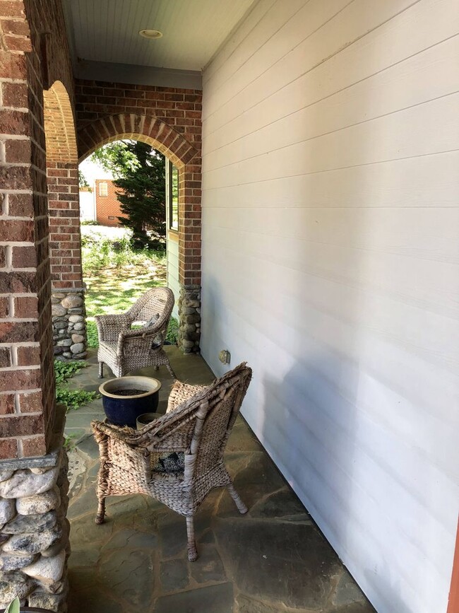 Building Photo - Waterfront turn home on Belle Isle drive s...