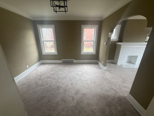 Building Photo - 15512 Mendota St