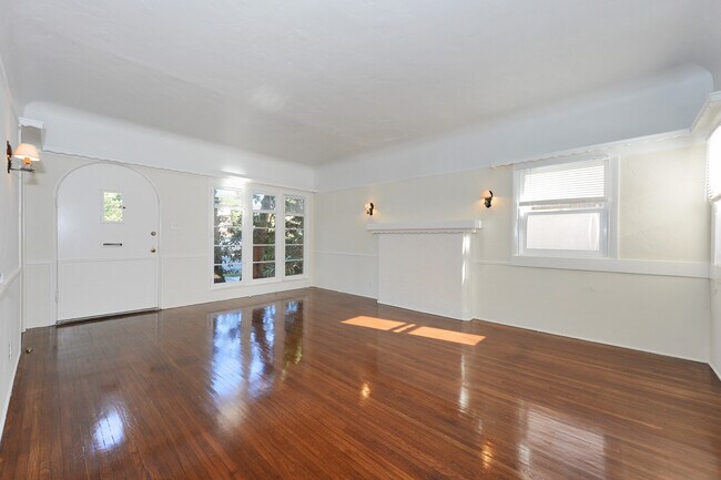 Building Photo - 838 6th St