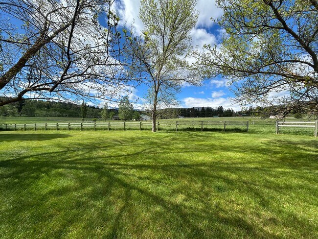 Foto del edificio - Breathe Taking Views with this 4 bed 3.5 bath home!
