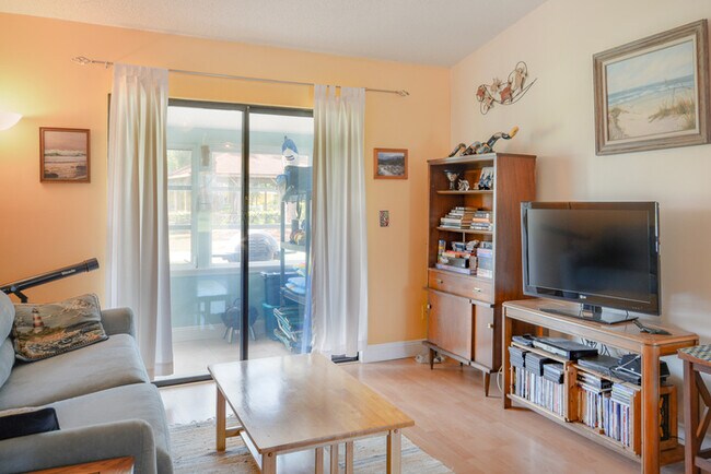 Building Photo - 1152F - Fairvilla