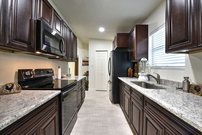 Foto del edificio - Spacious 4 bedroom near Lackland. 2 MASTERS