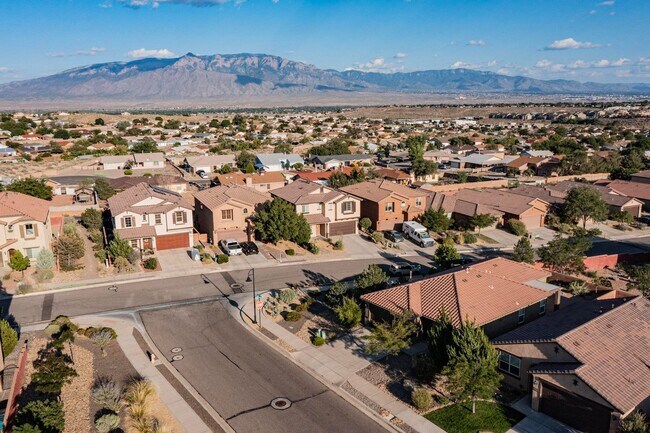 Building Photo - Great 3 Bedroom in Loma Colorado area