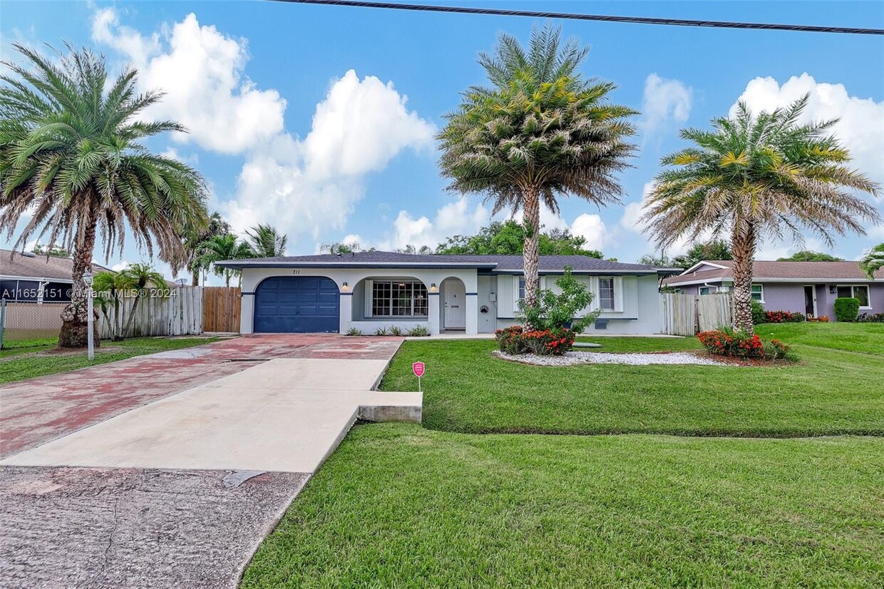 Primary Photo - 711 SE Floresta Dr