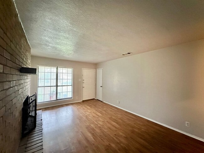Building Photo - 3006 Trenton Dr