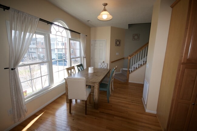 Building Photo - Taylor Spring Townhouse With Garage and Ba...