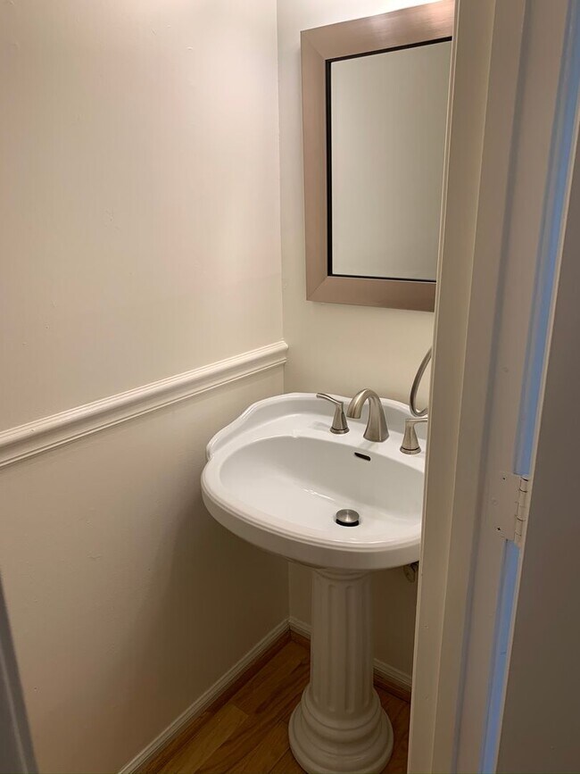 Building Photo - End Townhome In Oak Manor Community