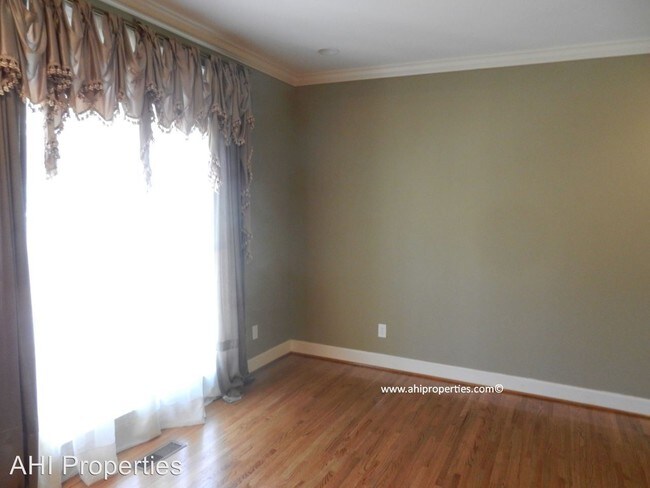 Building Photo - 5097 Lake Crest Cir