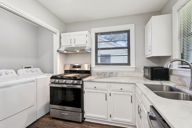 Building Photo - **Charming Family Retreat in the Heart of ...