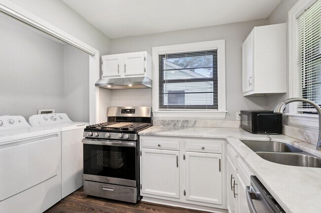 Foto del edificio - **Charming Family Retreat in the Heart of ...