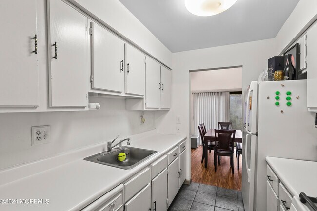 Foto del edificio - 110 Bowne Ct