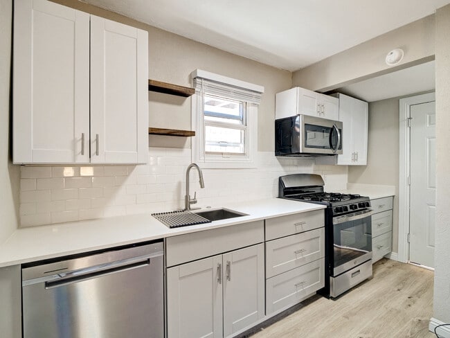 Building Photo - 820 S 15th Ave