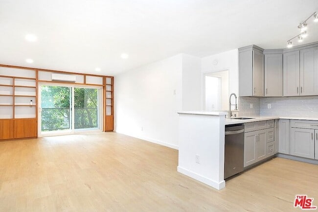 Building Photo - 9005 Cynthia St