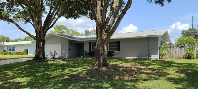 Building Photo - 1329 Fairfield Dr