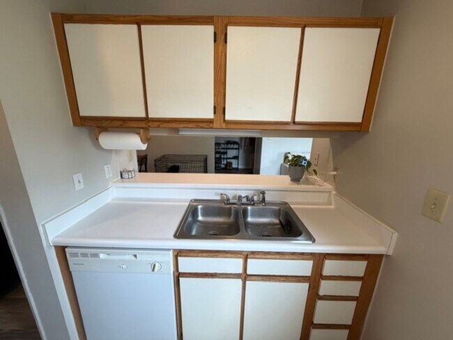 Foto del edificio - 200 Waterdown Dr
