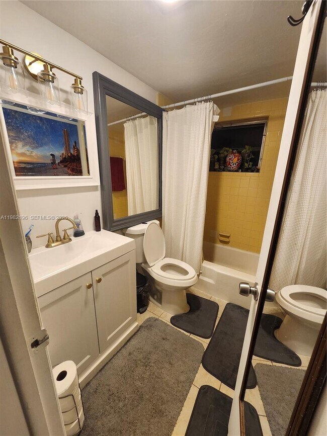 Building Photo - 1100 NE 9th Ave