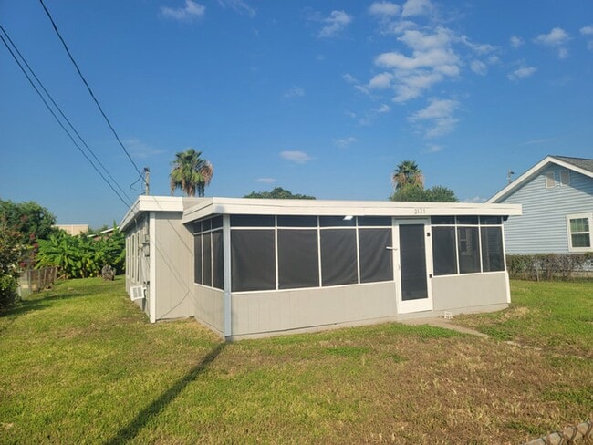 Building Photo - 2 Bedroom / 1 Bath / Bonus Room / 67th street