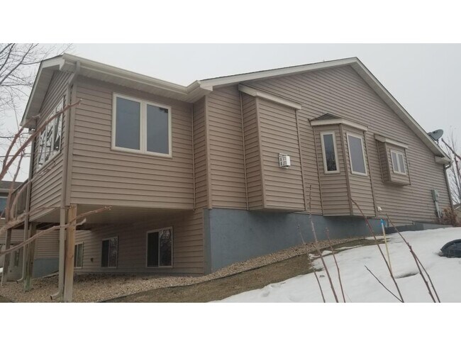 Building Photo - 6006 Iris Ln