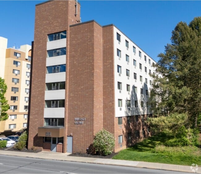 Building Photo - 616 E College Ave