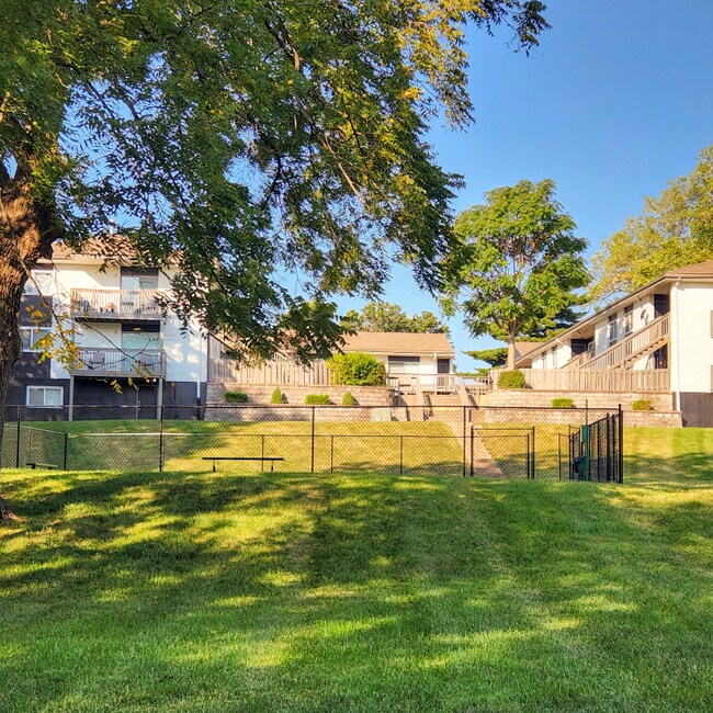 Building Photo - 4800 Cliffview Dr