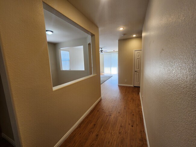 Foto del edificio - 6229 Majestic Hills Ave