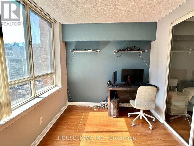 Photo du bâtiment - 633-1633 Bay St.