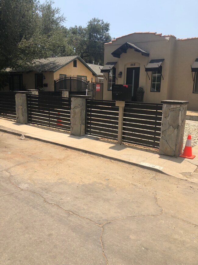 Foto del edificio - 868 W Calaveras St