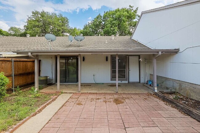 Foto del edificio - Updated 2 Bed, 2 Bath Townhome in North Dallas