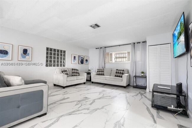 Foto del edificio - 18525 NW 39th Ave