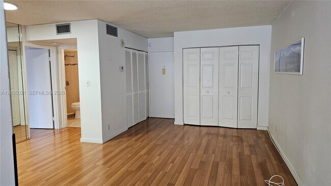 Foto del edificio - 16909 N Bay Rd
