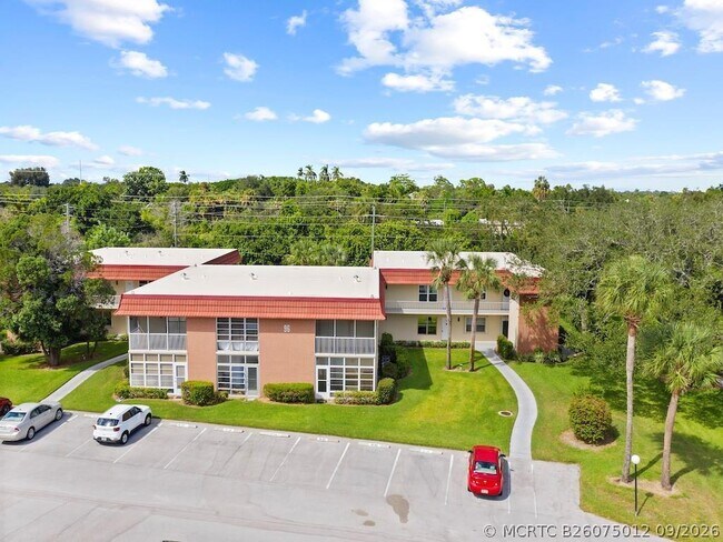 Foto del edificio - 96 Spring Lake Dr