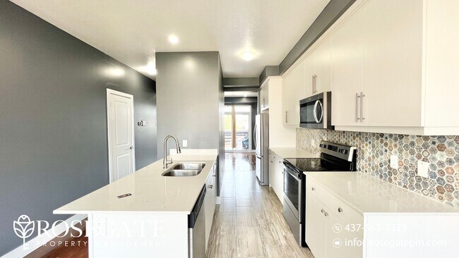Photo du bâtiment - Spacious 4-Bedroom, 3.5-Bathroom Home in L...