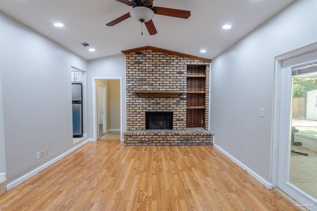 Building Photo - 848 Meadow Ln