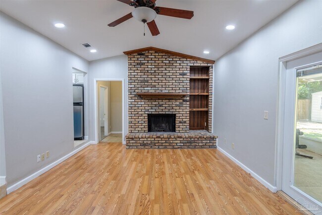 Foto del edificio - 848 Meadow Ln