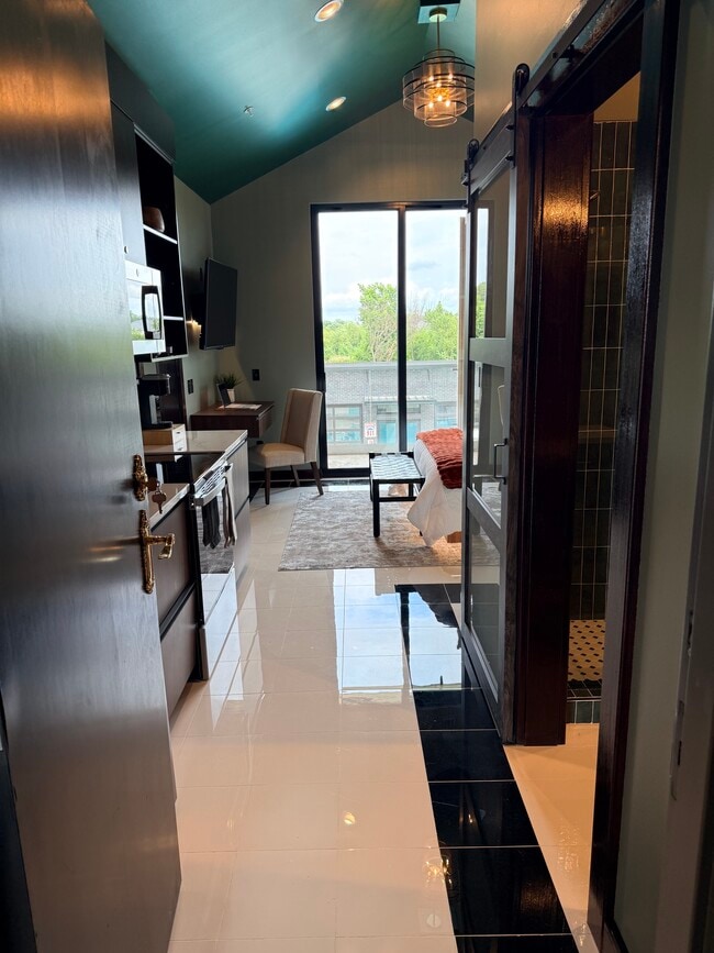 Extended Stay Executive Suite Entrance - Villas on Turtle Creek Townhomes