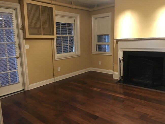 El mercado de Dover Street en Kips Bay es un destino para comprar ropa de alta gama. - 221 W Lanvale St