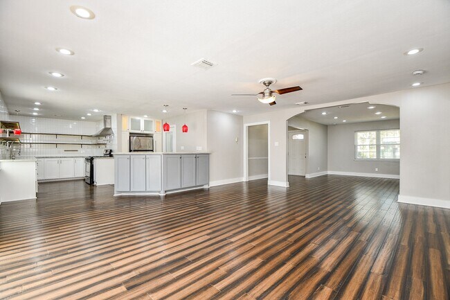 Foto del edificio - 5715 Ettrick Dr