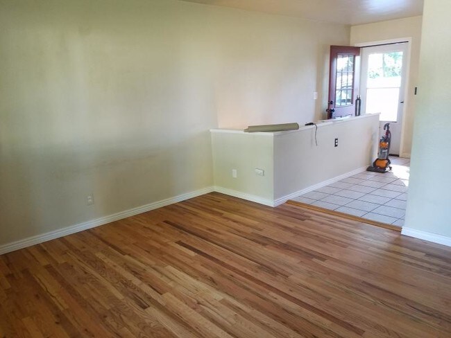 Building Photo - 1018 Redwood Dr