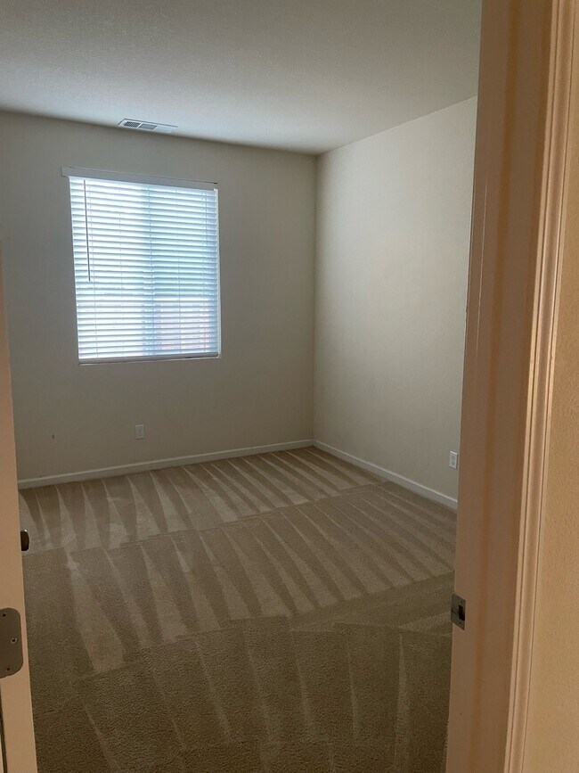 downstairsbed - 256 W Portales Dr