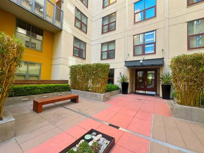 Building Photo - Welcome to this spacious studio in the hea...