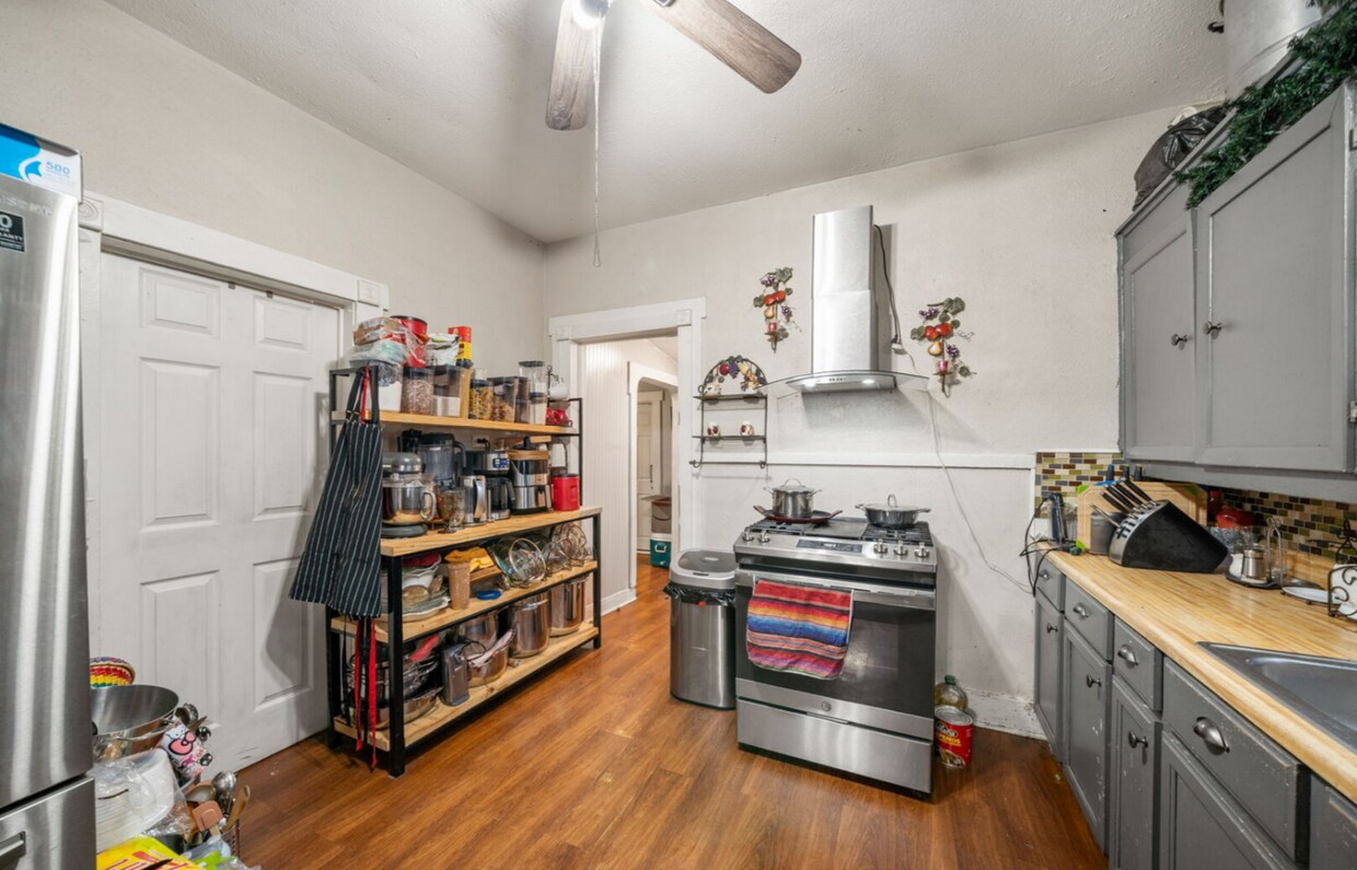 Building Photo - 2332 E hughston 78202