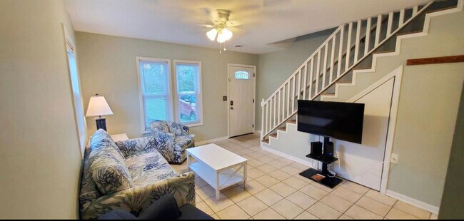 Building Photo - 807 Hillside Dr S